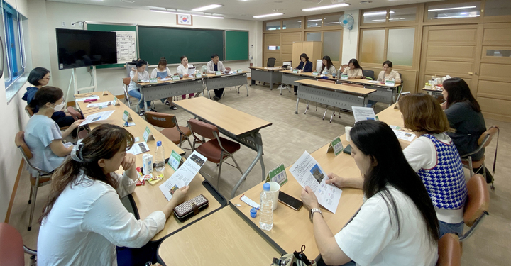 [광주=뉴시스] 대촌중앙초등학교 '예술꽃 씨앗학교' 운영 학교 선정 논의. (사진=광주시교육청 제공). photo@newsis.com *재판매 및 DB 금지