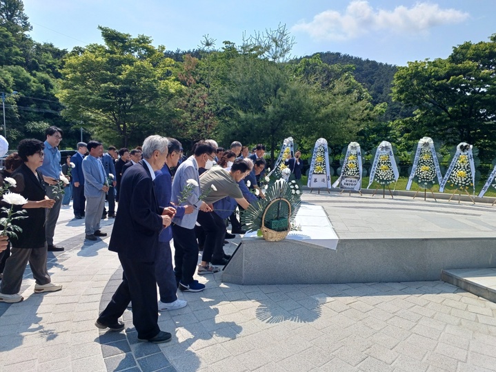 [창원=뉴시스] 강경국 기자 = 경남 창원시 마산합포구 가포동 한국전쟁 민간인희생자 창원위령탑에서 10일 제16회 한국전쟁 민간인희생자 추모제가 열리고 있다. (사진=창원시청 제공). 2023.06.11. photo@newsis.com *재판매 및 DB 금지