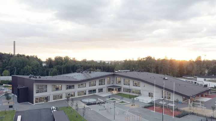 지붕에 태양광 패널 설치와 넓은 창을 설치하여 자연광을 최대한 활용한 건물(Finnish-Russian School) *재판매 및 DB 금지
