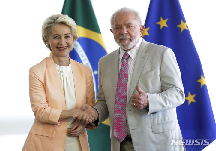 [브라질리아=AP/뉴시스]루이스 이나시우 룰라 다시우바 브라질 대통령(오른쪽)과 우르줄라 폰 데어 라이엔 유럽연합 집행위원장이 12일(현지시간) 브라질 브라질리아 플라날토 궁전에서 사진을 찍는 모습. 2023.06.14.