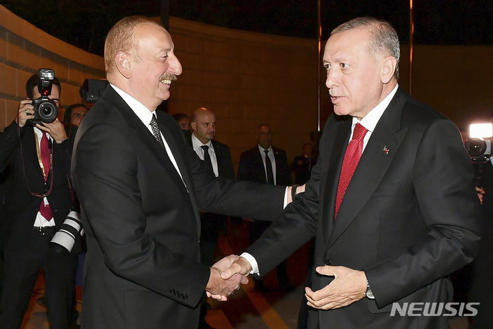 [바쿠=AP/뉴시스] 레제프 타이이프 에르도안 튀르키예 대통령(오른쪽)이 25일(현지시간) 아제르바이잔을 방문해 일함 알리예프 아제르바이잔 대통령과 회담한다. 사진은 에르도안 대통령과 알리예프 대통령이 지난 6월12일 아제르바이잔 수도 바쿠에서 만나 악수하는 모습. 2023.09.24