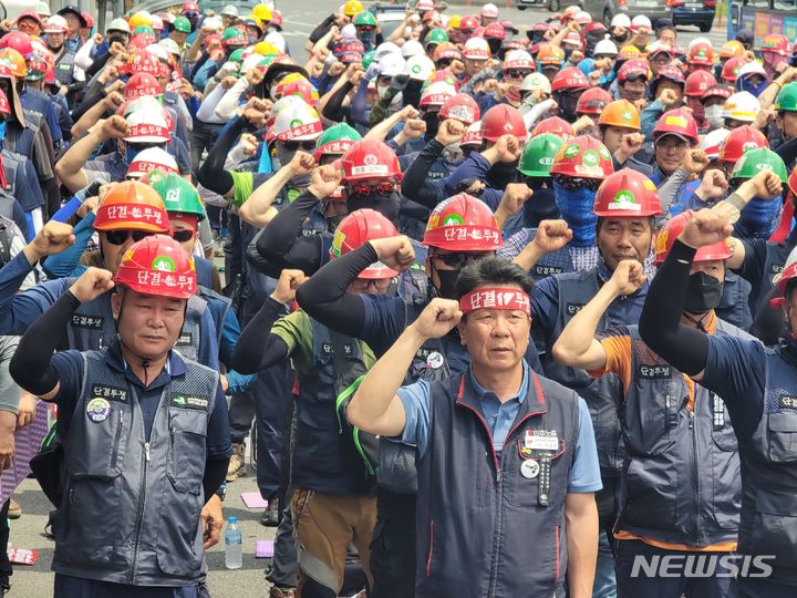 [대구=뉴시스] 이상제 기자 = 13일 오후 수성구 지산동 대구경찰청 앞에서 민주노총 전국건설노동조합(건설노조) 대구경북건설지부 확대간부 결의대회를 열고 압수수색 규탄, 생존권 쟁취 등을 외치고 있다. 2023.06.12. king@newsis.com 