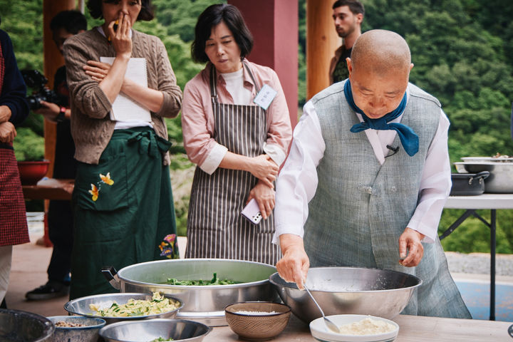 [장성=뉴시스] 한국전통사찰음식연구회 부회장을 맡고 있는 정관스님이 장성 백양사 천진암에서 사찰음식을 선보이고 있다. (사진=장성군 제공) 2023.06.13. photo@newsis.com *재판매 및 DB 금지