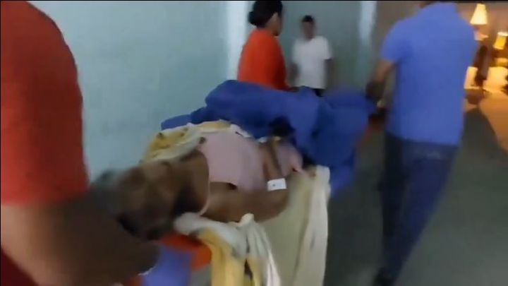 에콰도르의 한 병원에서 의사에게 사망선고를 받은 76세 할머니가 관에 안치된 지 몇 시간 뒤 깨어나는 영상이 공개됐다. 출처 : @AlertaMundial2  *재판매 및 DB 금지