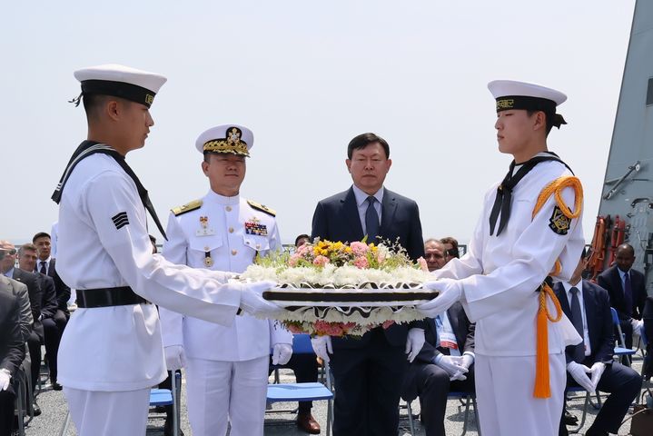 신동빈 롯데그룹 회장은 13일 대한민국 해군 한산도함에 탑승해 한국전쟁 정전 70주년을 기념하고, 전몰장병을 추모하며 헌화했다. 헌화하고있는 이상식 해군작전사령부 부사령관(왼쪽에서 두번째)과 신동빈 회장 (사진=롯데그룹 제공) *재판매 및 DB 금지