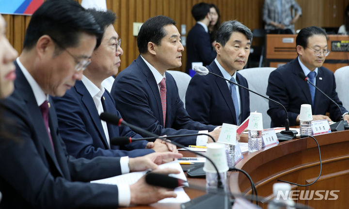 [서울=뉴시스] 이영환 기자 = 박대출 국민의힘 정책위의장이 13일 오전 서울 여의도 국회에서 열린 취약계층 대학생 학자금 지원 확대 관련 당·정협의회에서 발언을 하고 있다. 2023.06.13. 20hwan@newsis.com