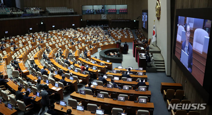 [서울=뉴시스] 추상철 기자 = 한덕수 국무총리가 13일 오후 서울 여의도 국회에서 열린 제407회국회(임시회) 제2차 본회의 경제 분야 대정부질문에서 의원의 질의에 답변하고 있다. 2023.06.13. scchoo@newsis.com