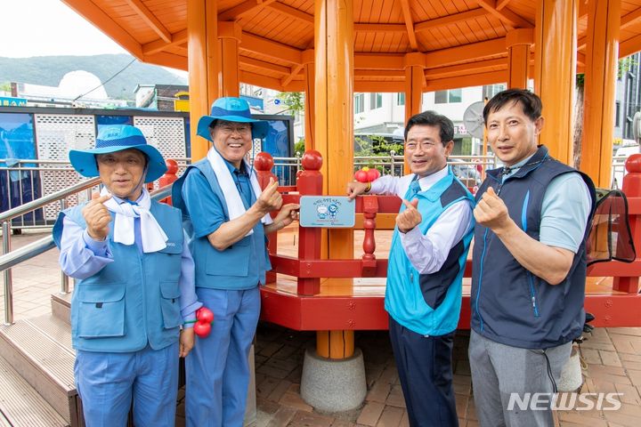 [서울=뉴시스]포스코그룹 최정우 회장과 정인화 광양시장이 광양제철소 안전제일 봉사단이 설치한 하광마을 정자 안전계단 및 손잡이 앞에서 현판식 사진을 찍고 있다.(사진=포스코그룹 제공)