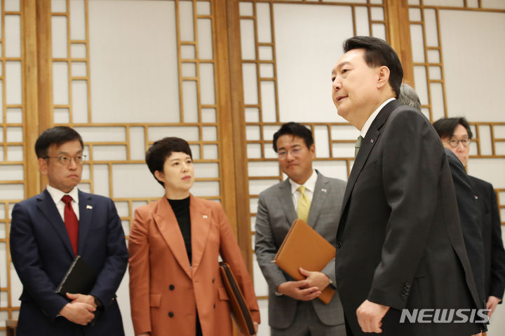 [서울=뉴시스] 전신 기자 = 윤석열 대통령이 13일 서울 용산 대통령실 청사에서 열린 재외공관장 신임장 수여식을 마친 뒤 이동하고 있다. 2023.06.14. photo1006@newsis.com