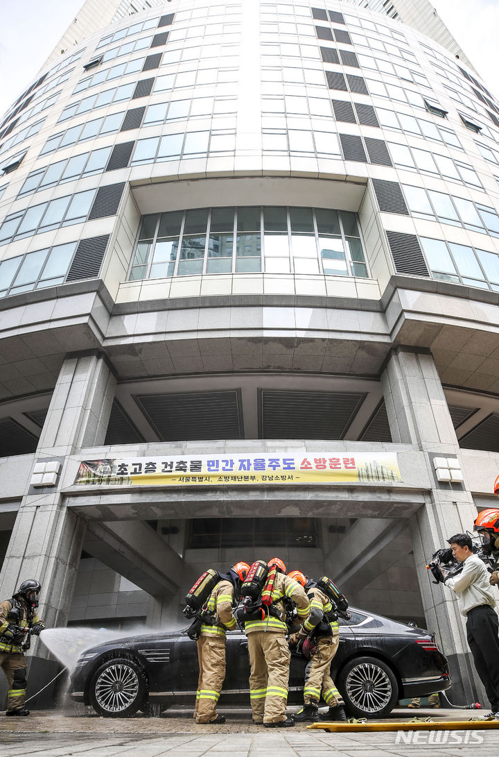 [서울=뉴시스] 정병혁 기자 = 14일 서울 강남구 타워팰리스에서 서울특별시, 소방재난본부, 강남소방서, 입주민등 관계자들이 전기차 화재 대비 초고층 건축물 민간 자율주도 소방훈련을 하고 있다. 2023.06.14. jhope@newsis.com