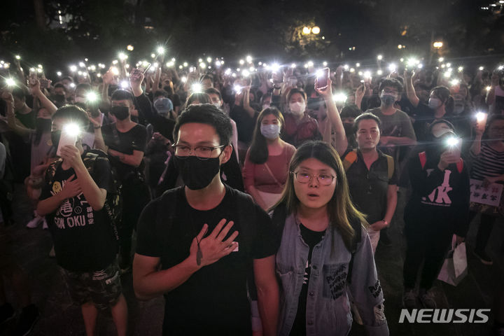 [홍콩=AP/뉴시스]홍콩 고등법원이 8일 시민들이 2019년 시위를 할 때 불렀던 '시위곡'을 금지하라는 판결을 내렸다. 지난해 7월 1심 법원의 판결을 뒤집었다. 사진은 2019년 10월26일 홍콩 채터 가든에서 열린 집회에서 시위대가 휴대전화 불빛을 켜고 시위를 벌이고 있는 모습. 2024.05.09