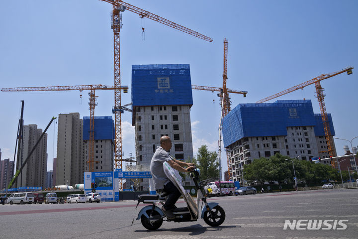[베이징=AP/뉴시스] 세계은행은 1일(현지시간) 중국의 내년 경제성장률 전망치를 4.8%에서 4.4%로 하향조정했다. 부채 증가와 부동산 부문 약세 등을 이유로 꼽았다. 사진은 지난 6월 중국 베이징에서 건설 중인 주거용 건물의 모습. 2023.10.02.