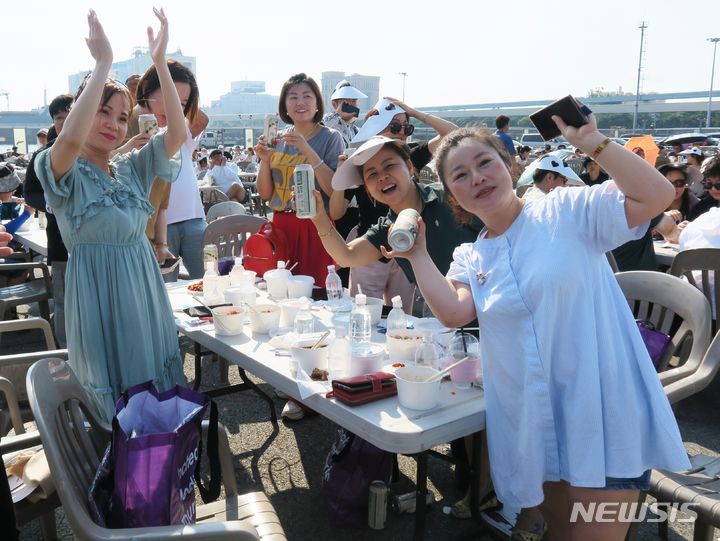 [인천=뉴시스] 김동영 기자 = 중국, 대만, 홍콩, 베트남 등 10개국 이상의 외국인들이 15일 오후 인천 중구 내항 상상플랫폼 야외 광장에서 ‘1883 인천맥강파티’를 만끽하고 있다. 1883 인천맥강파티는 인천의 역사를 상징한다. 이날 축제는 코로나 엔데믹 이후 전국 최대 단일 규모의 글로벌 축제로 관광객들이 한자리에 모여 축제의 장을 만들었다. 2023.6,15. dy0121@newsis.com 