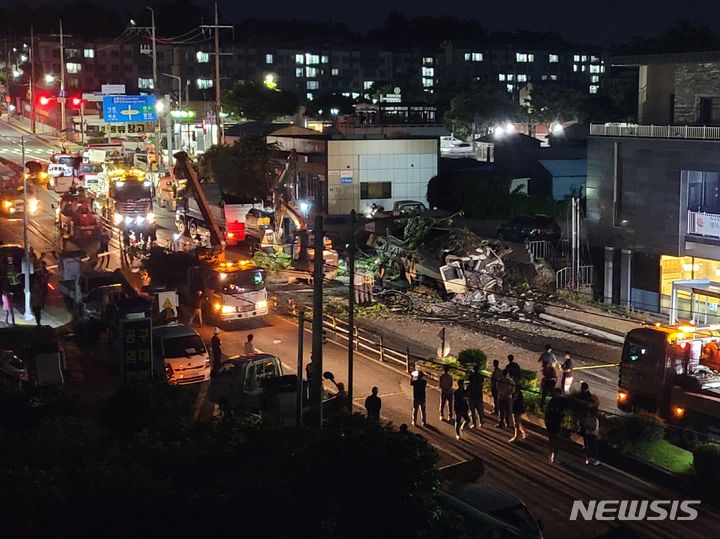 [제주=뉴시스] 오영재 기자 = 15일 오후 제주 서귀포시 동홍동 한 교차로에서 25t 트럭이 차량 2대와 오토바이를 들이받아 2명이 숨지고 2명이 부상을 입는 사고가 발생해 구조당국이 수습에 나서고 있다. 2023.06.15. oyj4343@newsis.com