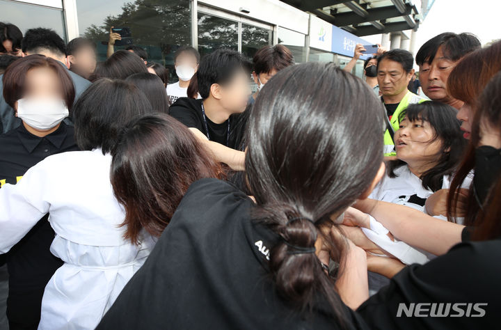 [서울=뉴시스] 권창회 기자 = 15일 오전 서울 용산구 용산구청 앞에서 이태원참사 유가족들이 출입을 시도하자 구청 관계자들에 의해 막히며 몸싸움이 벌어지고 있다. 2023.06.15. kch0523@newsis.com