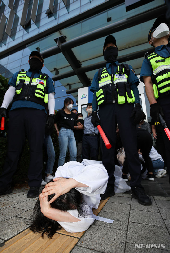 [서울=뉴시스] 권창회 기자 = 15일 오전 서울 용산구 용산구청 앞에서 이태원참사 유가족들이 출입을 시도하자 구청 관계자들에 의해 막히며 몸싸움이 벌어지고 있다. 2023.06.15. kch0523@newsis.com