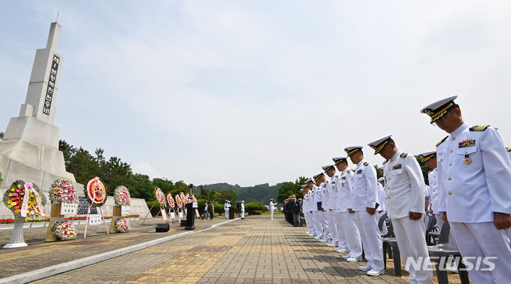 [평택=뉴시스] 김종택 기자 = 제1연평해전 전승 24주년 기념식이 열린 15일 경기도 평택시 해군2함대사령부내 안보공원 제1연평해전 전승비 앞에서 해군2함대 장병들이 묵념하고 있다. 이날 기념식은 당시 지휘관 및 참전용사 20여명과 2함대 장병 200여명이 참석해 제1연평해전의 승리를 기념하고 서해수호 의지를 다졌다. 2023.06.15. jtk@newsis.com