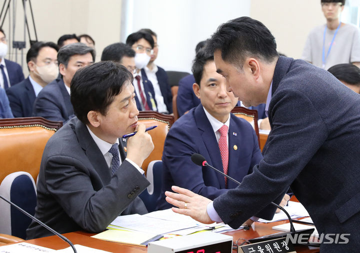 [서울=뉴시스] 전진환 기자 = 15일 오후 서울 여의도 국회에서 열린 정무위원회 전체회의에서 더불어민주당 간사인 김종민 의원과 김주현 금융위원장이 대화하고 있다. 2023.06.15. amin2@newsis.com