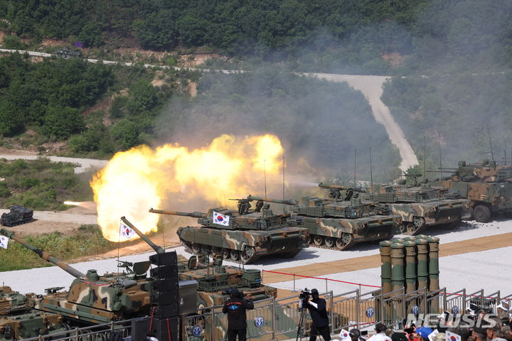 [포천=뉴시스] 홍효식 기자 = 15일 경기 포천 승진훈련장에서 윤석열 대통령 주관으로 실시된 '2023 연합·합동 화력격멸훈련'에서 K2 전차가 포사격을 하고 있다. (대통령실통신사진기자단) 2023.06.15. yesphoto@newsis.com