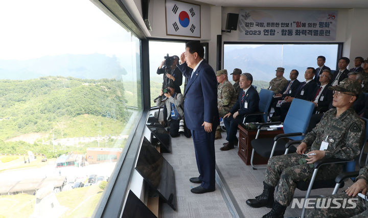 [포천=뉴시스] 홍효식 기자 = 윤석열 대통령이 15일 경기 포천 승진훈련장에서 실시된 '2023 연합·합동 화력격멸훈련'에서 육군 제5군단장인 김성민 중장에게 거수경례를 받고 있다. (대통령실통신사진기자단) 2023.06.15. yesphoto@newsis.com