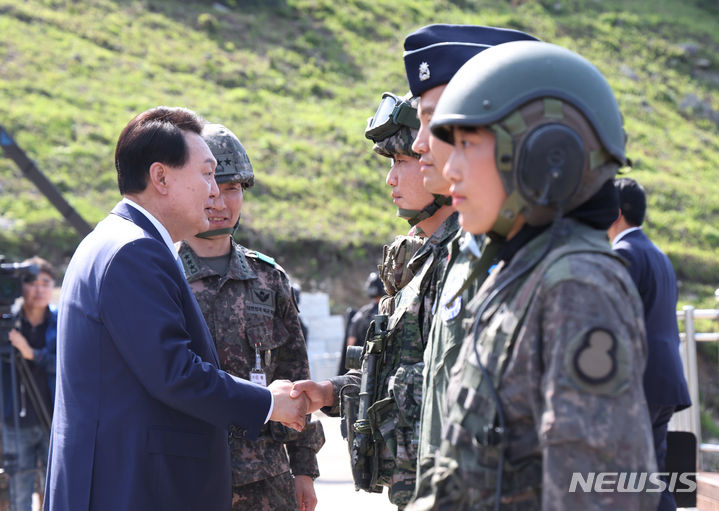 [포천=뉴시스] 홍효식 기자 = 윤석열 대통령이 15일 경기 포천 승진훈련장에서 실시된 '2023 연합·합동 화력격멸훈련'을 주관한 뒤 훈련에 참가한 장병들을 격려하고 있다. (대통령실통신사진기자단) 2023.06.15. yesphoto@newsis.com