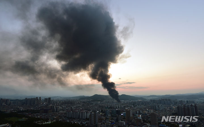 [대구=뉴시스] 이무열 기자 = 15일 오후 5시 24분쯤 대구 서구 중리동의 한 재활용 공장에서 화재가 발생해 검은 연기가 하늘을 뒤덮고 있다. 대구소방본부는 대응3단계를 발령하고 산림청 헬기를 포함한 헬기 4대와 소방차 60대, 157명의 소방대원을 투입해 진화에 나서고 있다. 2023.06.15. lmy@newsis.com