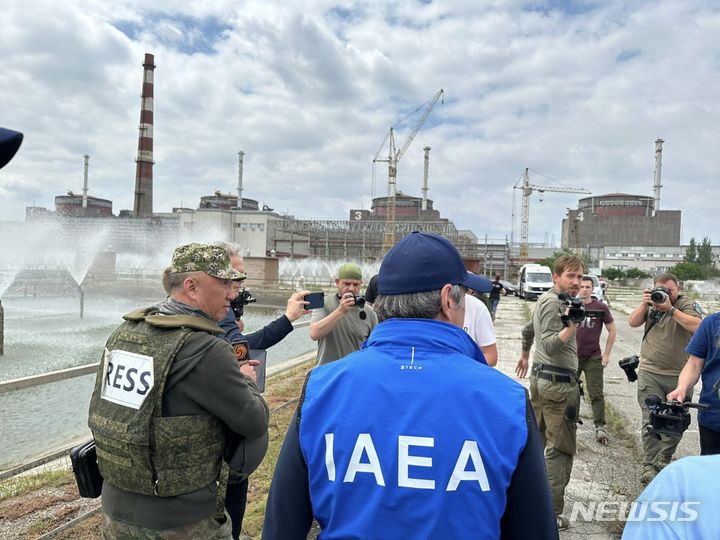 [서울=뉴시스] 라파엘 그로시 국제원자력기구(IAEA) 사무총장이 우크라이나 남부 자포리자 원자력 발전소가 현재 취약한 상태에 놓여있다고 경고했다. 세계 10대 원자력 발전소 중 하나인 자포리자 원전은 현재 러시아 통제 아래 있다. 사진은 그로시 사무총장(가운데)이 지난해 6월15일(현지시간) 우크라이나 카호우카댐 붕괴 뒤로 안전 상황을 점검하기 위해 자포리자 원전을 방문한 모습. (사진=IAEA 사회관계망서비스 갈무리) 2024.02.07. photo@newsis.com