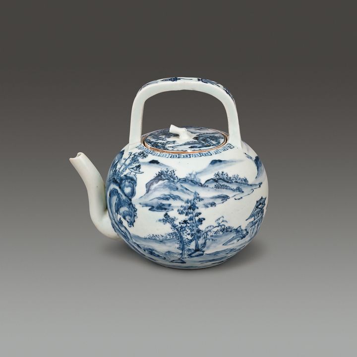 소전미술관 소장품, 백자청화산수문주자, 18.1×15.4×18.4(h)cm, JoSeon Period, 1억 8000만원~3억원. *재판매 및 DB 금지