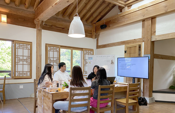 [곡성=뉴시스] 전남 곡성군 심청한옥마을 워케이션 프로그램. (사진=곡성군청 제공). photo@newsis.com *재판매 및 DB 금지