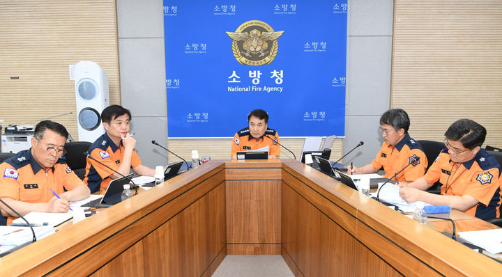 [서울=뉴시스] 조성우 기자 = 남화영 소방청장이 16일 오후 세종시 소방청 지휘작전실에서 장마철 대비 전국 소방지휘관 영상회의를 주재하고 있다. (사진=소방청 제공) 2023.06.16. photo@newsis.com *재판매 및 DB 금지