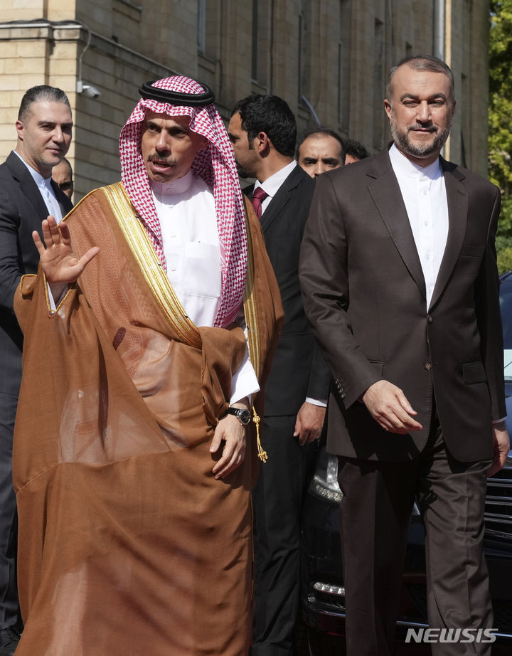 [테헤란(이란)=AP/뉴시스] 이란을 방문한 사우디 아라비아 외무장관 파이잘 빈 파란 왕자(왼쪽)가 17일 오후(현지시간) 호세인 압돌라히안 외무장관의 안내로 테헤란의 회담 장소에 들어가고 있다. 