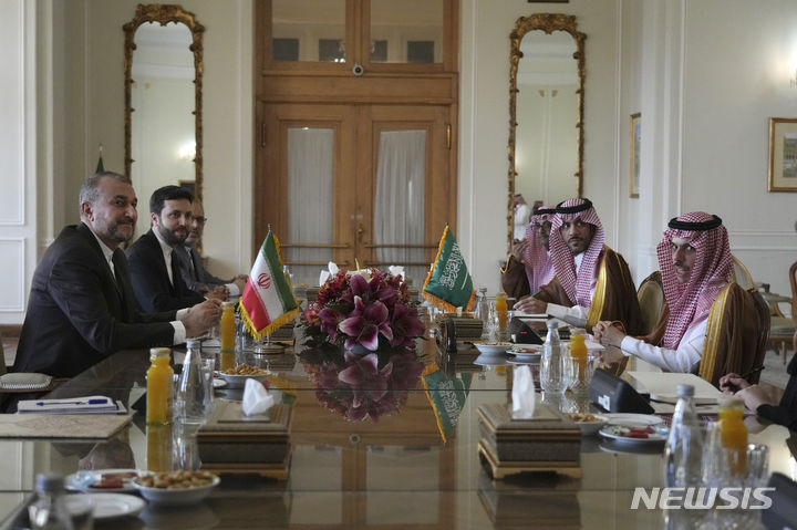 [테헤란(이란)=AP/뉴시스] 6월 17일 테헤란을 방문한 사우디외무장관 팀과 이란 외무부 팀이 이란 -사우디 국교 강화를 위한 실무회담을 하고 있다.  