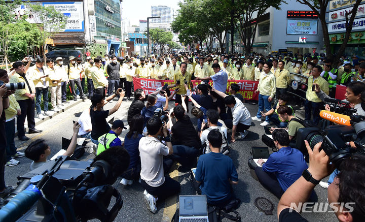 [대구=뉴시스] 이무열 기자 = 홍준표 대구시장이 17일 오전 대구 중구 대중교통전용지구에서 열린 제15회 대구퀴어문화축제 행정대집행 현장에서 발언하고 있다. 2023.06.17.