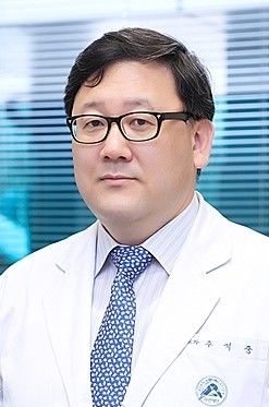 [서울=뉴시스] 서울아산병원 흉부심장혈관외과 주석중 교수가 지난 16일 오후 서울 송파구에 있는 서울아산병원 패밀리타운 앞 교차로에서 우회전 하던 덤프트럭에 치여 사망하는 사고가 발생했다. 2023.06.17. *재판매 및 DB 금지