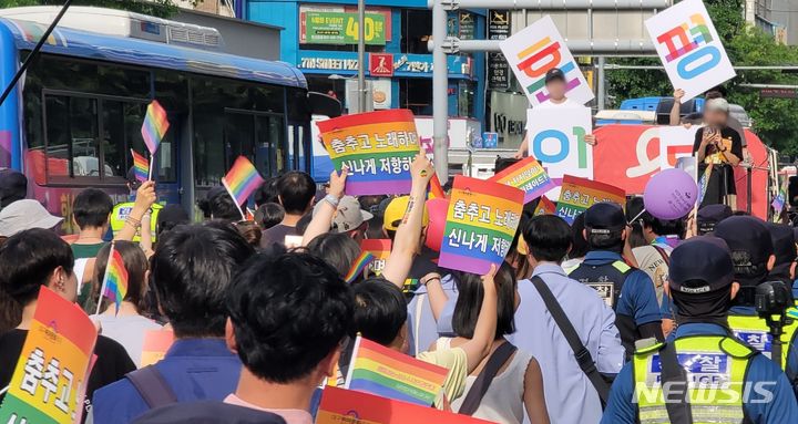 [대구=뉴시스] 대구시 중구에서 제15회 대구퀴어문화축제가 개최됐다. 축제 참가자들은 중앙로역을 시작으로 공평네거리 반월당네거리 일대를 행진했다. (사진=뉴시스DB) 2024.06.05. photo@newsis.com