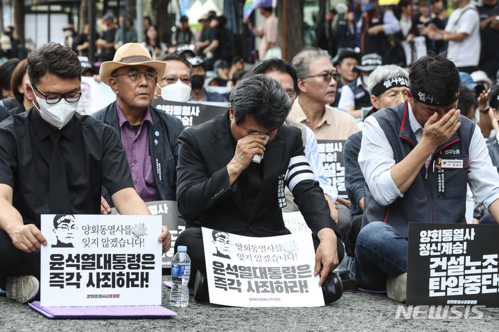 [서울=뉴시스] 김근수 기자 = 건설노조 故 양회동씨의 장례절차가 시작된 17일 서울 중구 세종대로 인근에서 열린 故 양회동 열사 범국민 추모대회에서 양경수 민주노총 위원장과 유가족이 눈물을 훔치고 있다. 2023.06.17. ks@newsis.com