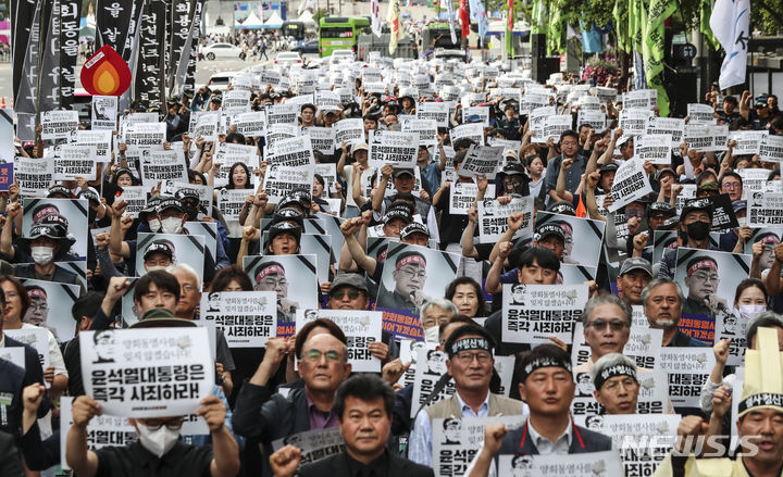 [서울=뉴시스] 김근수 기자 = 건설노조 故 양회동씨의 장례절차가 시작된 17일 서울 중구 세종대로 인근에서 열린 故 양회동 열사 범국민 추모대회에서 조합원들이 구호를 외치고 있다. 2023.06.17. ks@newsis.com