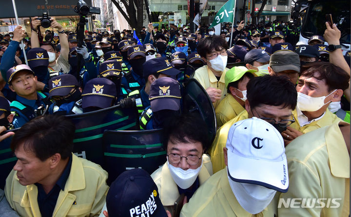 [대구=뉴시스] 이무열 기자 = 17일 오전 대구 중구 대중교통전용지구에서 열린 제15회 대구퀴어문화축제 행정대집행 현장에서 경찰과 공무원들이 충돌하고 있다. 2023.06.17. lmy@newsis.com