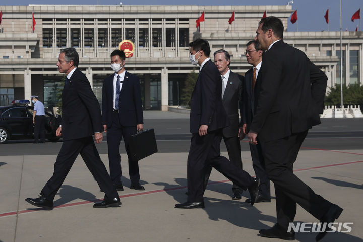 [베이징=AP/뉴시스] 안토니 블링컨 미국 국무장관이 18일(현지시간) 중국 베이징에 도착해 이동하고 있다. 2023.06.19.