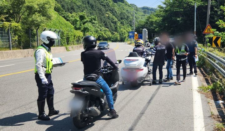 [진천=뉴시스] 대형 이륜차 불법행위 합동 단속. (사진=진천경찰서 제공) photo@newsis.com *재판매 및 DB 금지