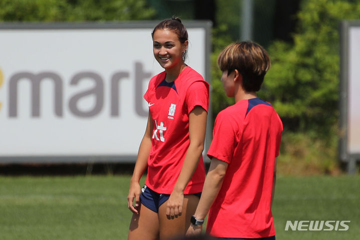 [파주=뉴시스] 권창회 기자 = 대한민국 여자축구 국가대표 케이시 유진 페어가 18일 오전 경기 파주 국가대표 트레이닝센터(NFC)에서 훈련 중 웃고 있다. 대한민국 여자축구 대표팀은 오는 7월 8일 서울월드컵경기장에서 아이티와 평가전을 갖는다. 2023.06.18. kch0523@newsis.com