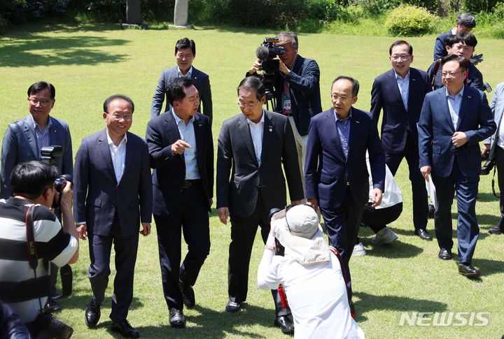 [서울=뉴시스] 배훈식 기자 = 윤재옥(왼쪽부터) 국민의힘 원내대표, 김기현 대표, 한덕수 국무총리, 추경호 경제부총리 겸 기획재정부 장관이 18일 오후 서울 종로구 총리 공관에서 열린 고위당정협의회에 참석하고 있다. (공동취재사진) 2023.06.18. photo@newsis.com