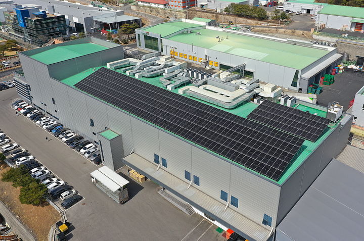 서울F&B 횡성 IT밸리 제1공장 지붕에 구축한 친환경 태양광 발전설비. *재판매 및 DB 금지