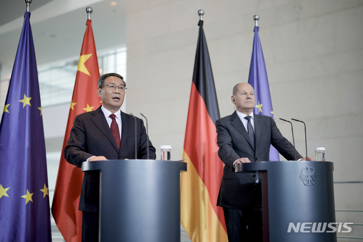 [베를린=AP/뉴시스]올라프 숄츠 독일 총리(사진 오른쪽)와 리창 중국 총리가 20일(현지시간) 베를린에서 열린 양국 정부 협의 후 언론에 브리핑하고 있다. 2023.06.20.