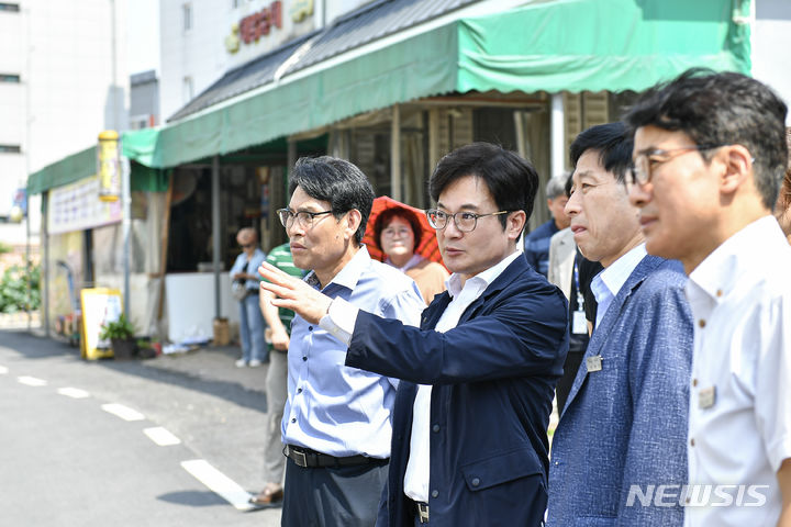 [김포=뉴시스] 정일형 기자 = 통행시장실 침수현장행정. (사진은 김포시 제공)