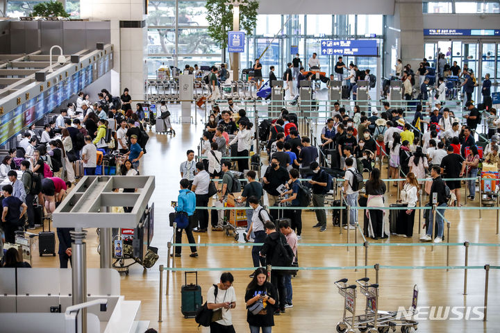 [인천공항=뉴시스] 정병혁 기자 = 20일 오전 인천국제공항 제1터미널 출국장을 찾은 여행객들이 출국 수속을 위해 줄 서 있다. 국내 주요 여행업체에 따르면 이번 여름 일본 패키지 상품 예약이 증가한 것으로 나타났다. 최근 들어 한일관계 개선과 엔화 환율 약세, 일본행 항공권 가격이 크게 하락한 것도 일본여행 열풍에 작용한 것으로 보인다. 2023.06.20. jhope@newsis.com