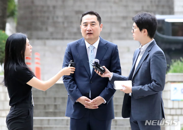 [서울=뉴시스] 조수정 기자 = 전 가로세로연구소 운영진 강용석 변호사가 20일 오전 서울 서초구 서울중앙지방법원에서 열린 조민 포르쉐 의혹 제기, 정보통신망법상 명예훼손 혐의 1심 선고 공판에 출석하고 있다. 2023.06.20. chocrystal@newsis.com