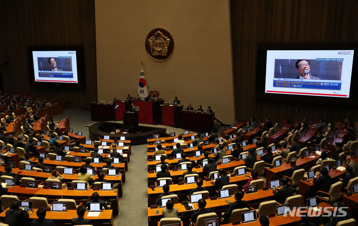 [서울=뉴시스] 이영환 기자 = 김기현 국민의힘 대표가 20일 오전 서울 여의도 국회 본회의장에서 열린 제407회국회(임시회) 5차 본회의에서 교섭단체 대표연설을 하며 이재명 더불어민주당 대표의 불체포특권 관련 발언을 비판하고 있다. 2023.06.20. 20hwan@newsis.com