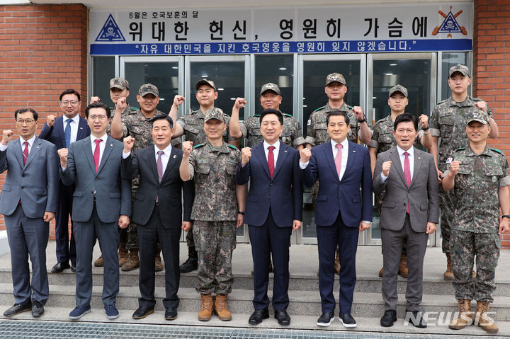 철원 군부대 찾은 김기현 국민의힘 대표. [철원=뉴시스] 국회사진기자단 = 김기현 국민의힘 당 대표가 지난 6월20일 강원도 철원군 육군 제3보병사단을 방문해 기념촬영을 하고 있다. 2023.06.20. photo@newsis.com