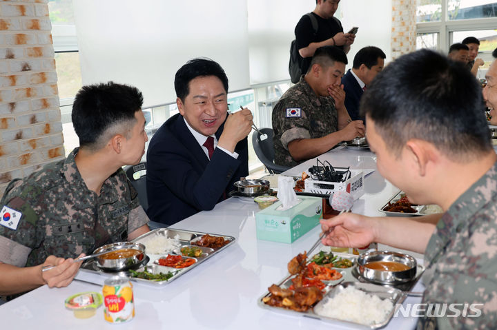 [철원=뉴시스] 국회사진기자단 = 김기현 국민의힘 당 대표가 20일 강원도 철원군 육군 제3보병사단을 방문해 국군장병들과 점심식사를 하고 있다. 2023.06.20. photo@newsis.com